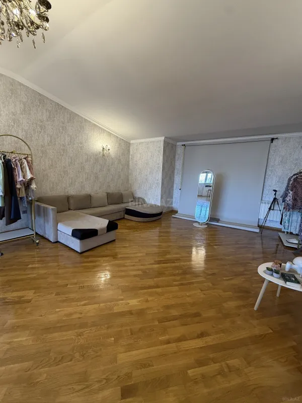 Satılır 8 otaqlı mənzil 400 m²