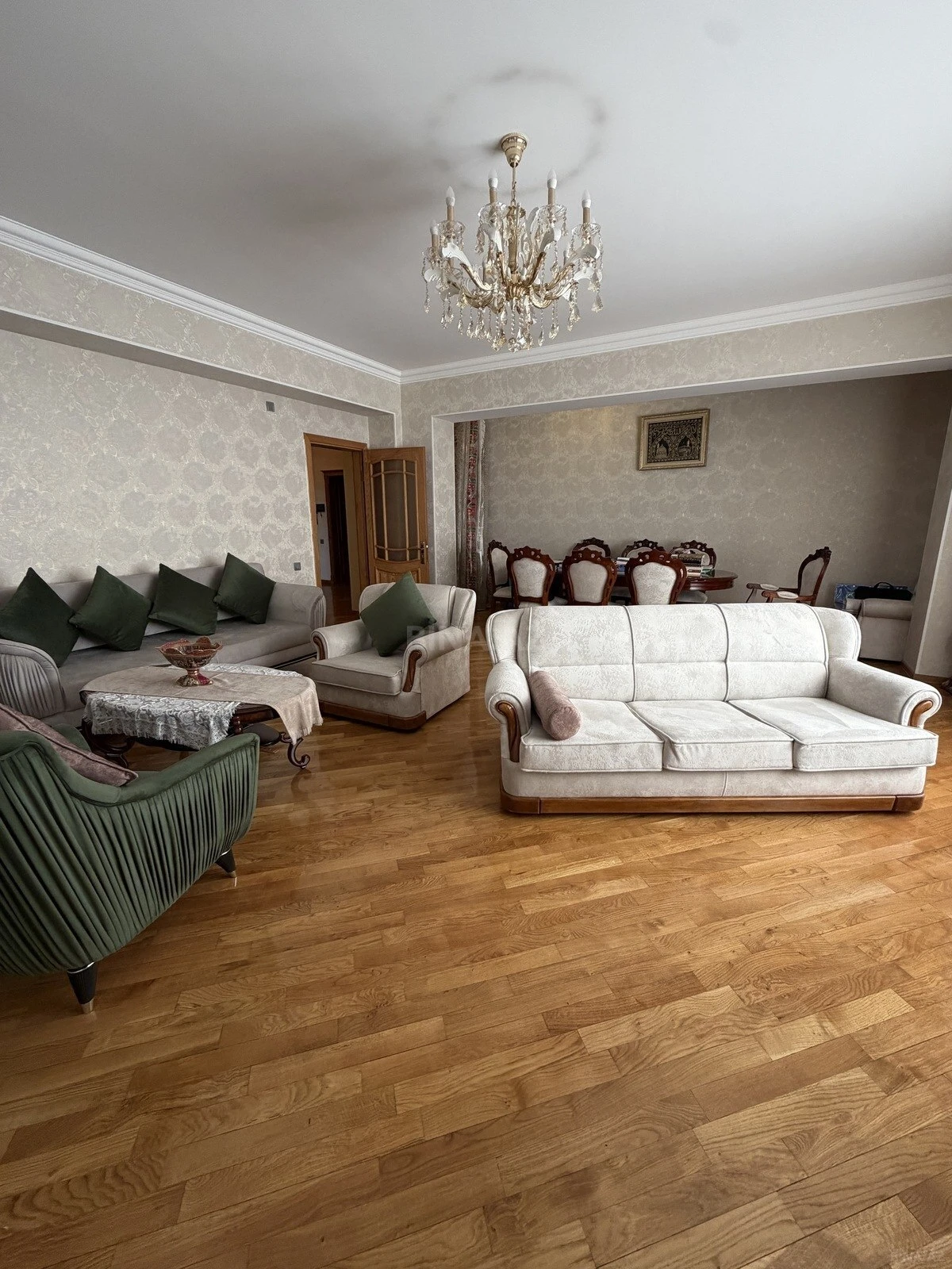 Satılır 8 otaqlı mənzil 400 m²