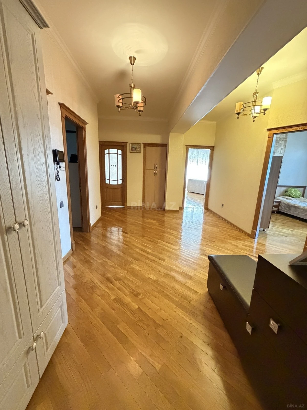 Satılır 8 otaqlı mənzil 400 m²