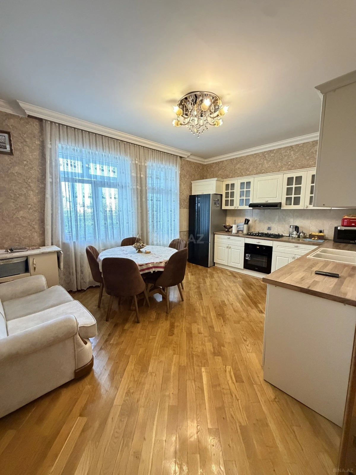 Satılır 8 otaqlı mənzil 400 m²