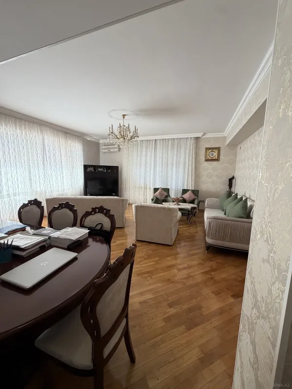 Satılır 8 otaqlı mənzil 400 m²