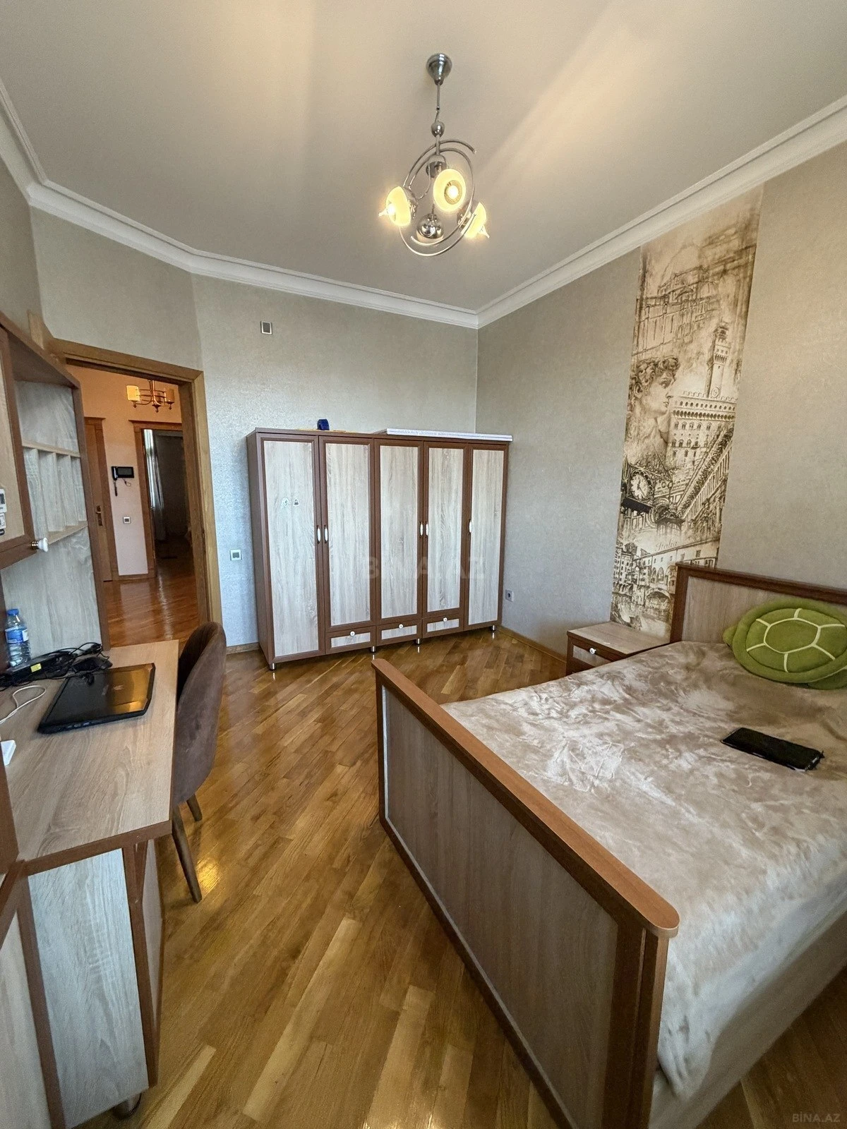 Satılır 8 otaqlı mənzil 400 m²