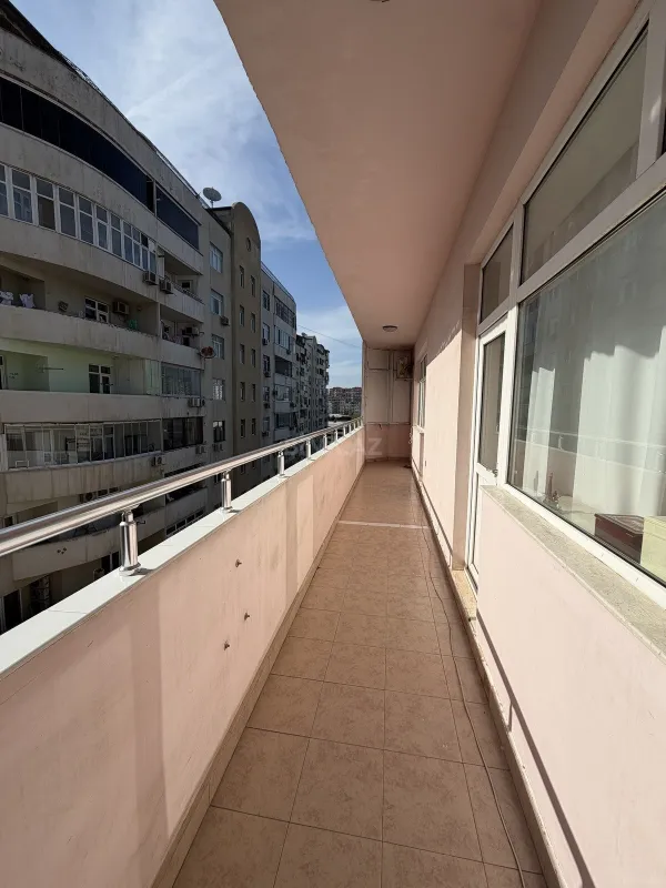Satılır 8 otaqlı mənzil 400 m²