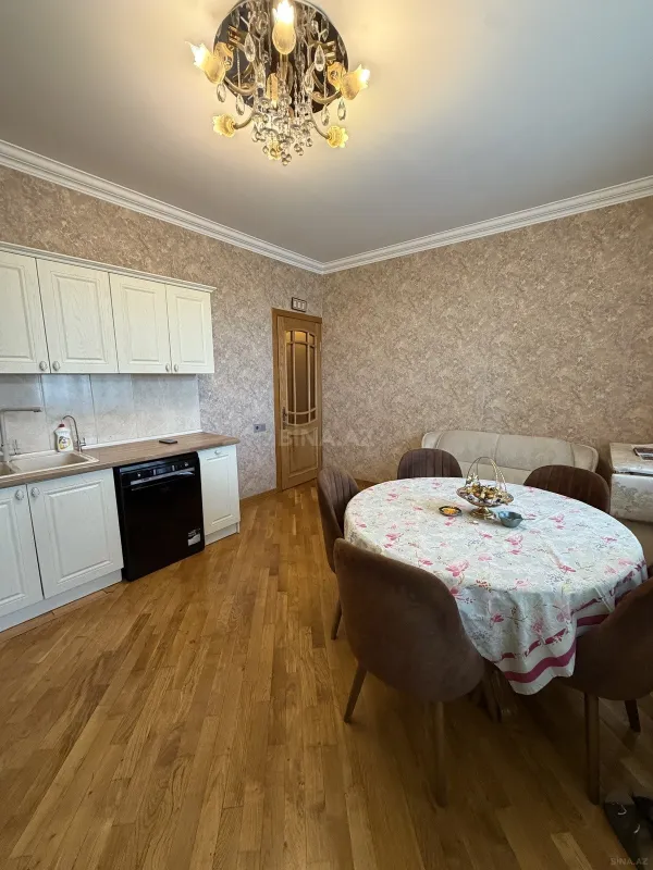 Satılır 8 otaqlı mənzil 400 m²