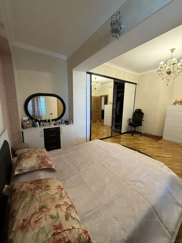 Satılır 8 otaqlı mənzil 400 m²