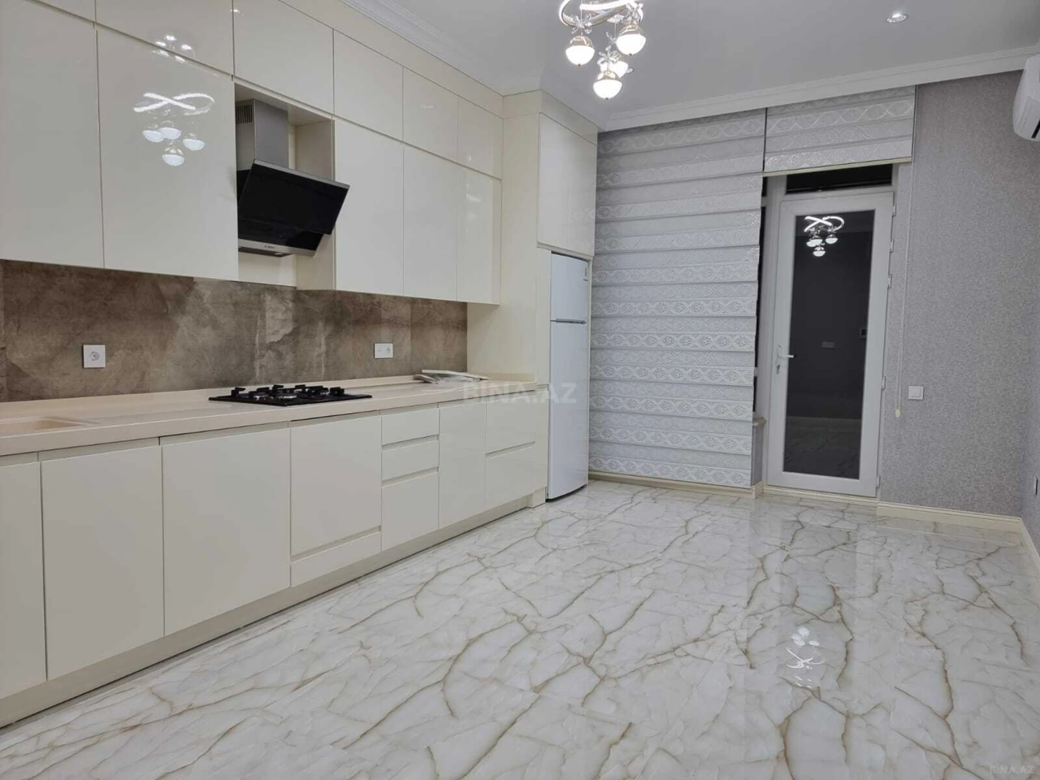 Kirayə verilir 2 otaqlı mənzil 120 m²