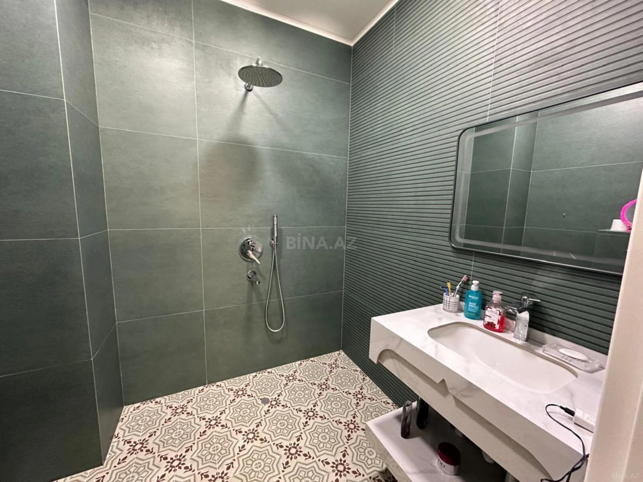 Satılır 4 otaqlı mənzil 192 m²