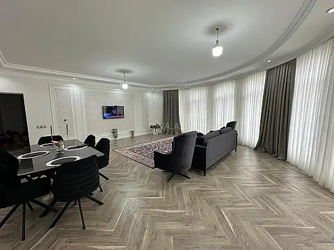 Satılır 4 otaqlı mənzil 192 m²