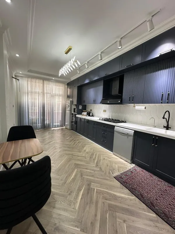 Satılır 4 otaqlı mənzil 192 m²