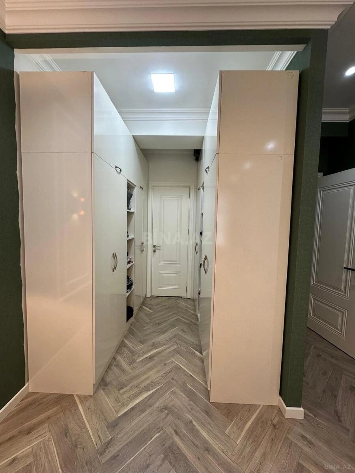 Satılır 4 otaqlı mənzil 192 m²