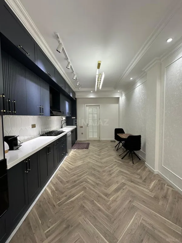 Satılır 4 otaqlı mənzil 192 m²