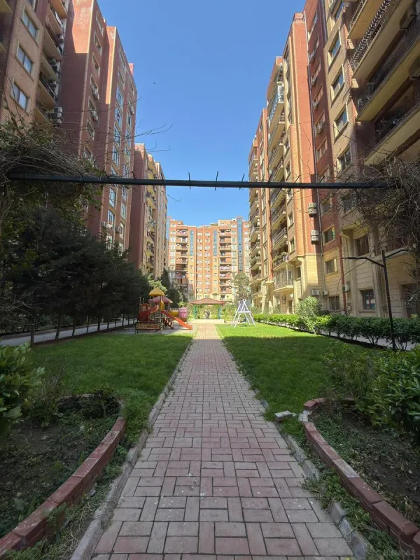 Satılır 4 otaqlı mənzil 220 m²
