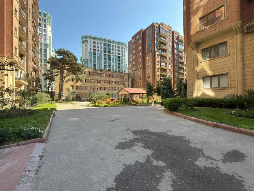 Satılır 4 otaqlı mənzil 220 m²