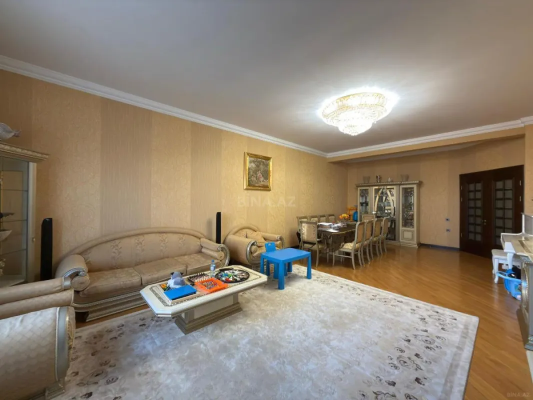 Satılır 4 otaqlı mənzil 220 m²
