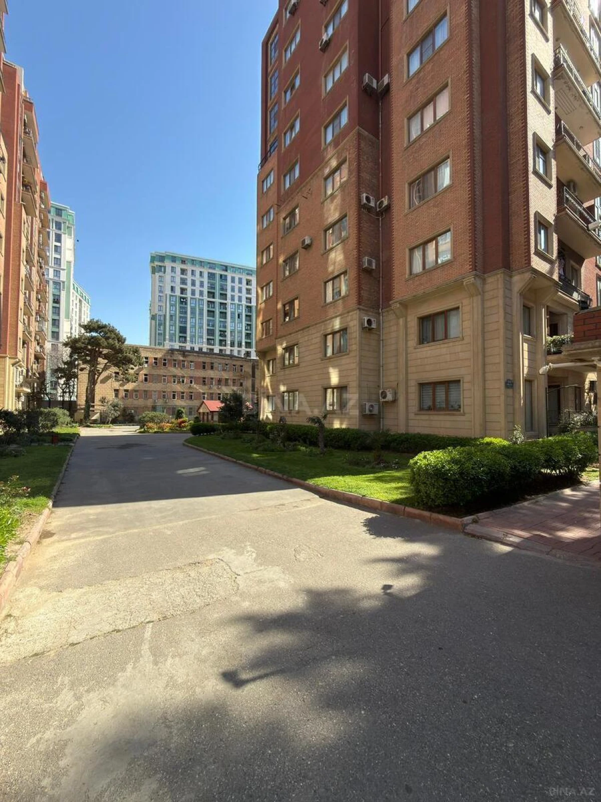 Satılır 4 otaqlı mənzil 220 m²