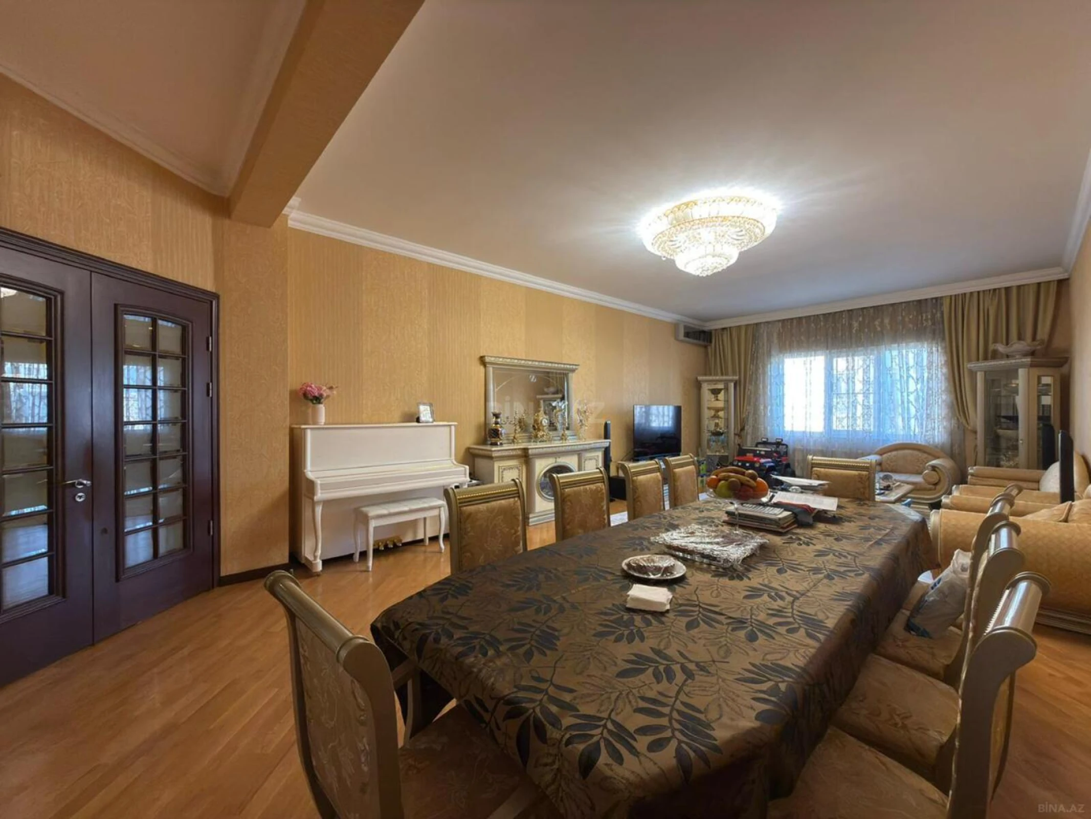 Satılır 4 otaqlı mənzil 220 m²