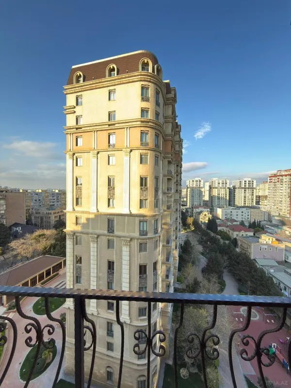Satılır 4 otaqlı mənzil 220 m²