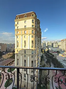 Satılır 4 otaqlı mənzil 220 m²