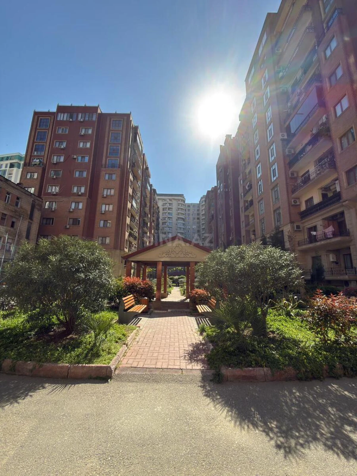 Satılır 4 otaqlı mənzil 220 m²