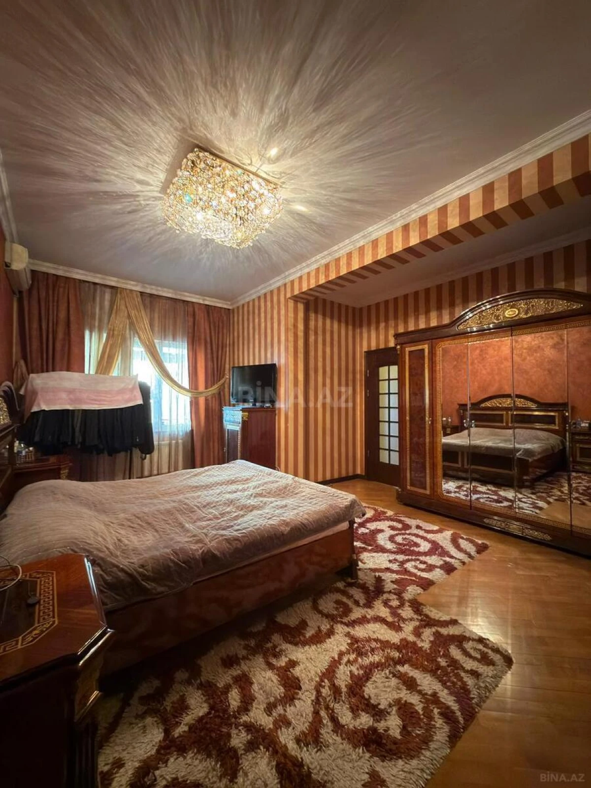 Satılır 4 otaqlı mənzil 220 m²