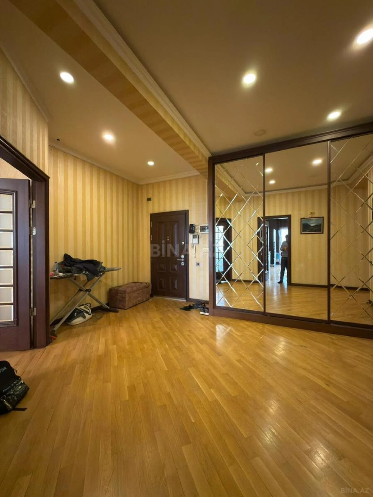 Satılır 4 otaqlı mənzil 220 m²
