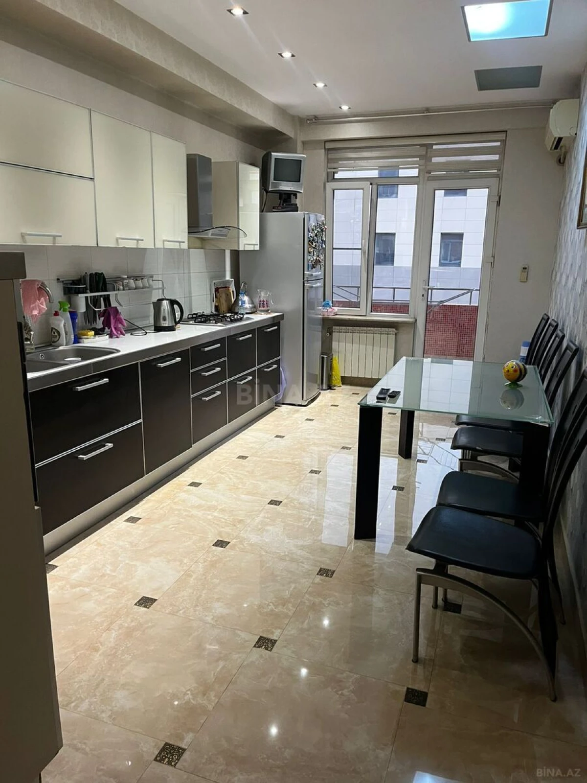 Kirayə verilir 5 otaqlı mənzil 200 m²