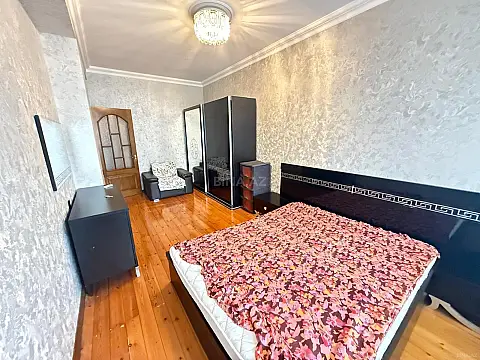 Kirayə verilir 2 otaqlı mənzil 90 m²