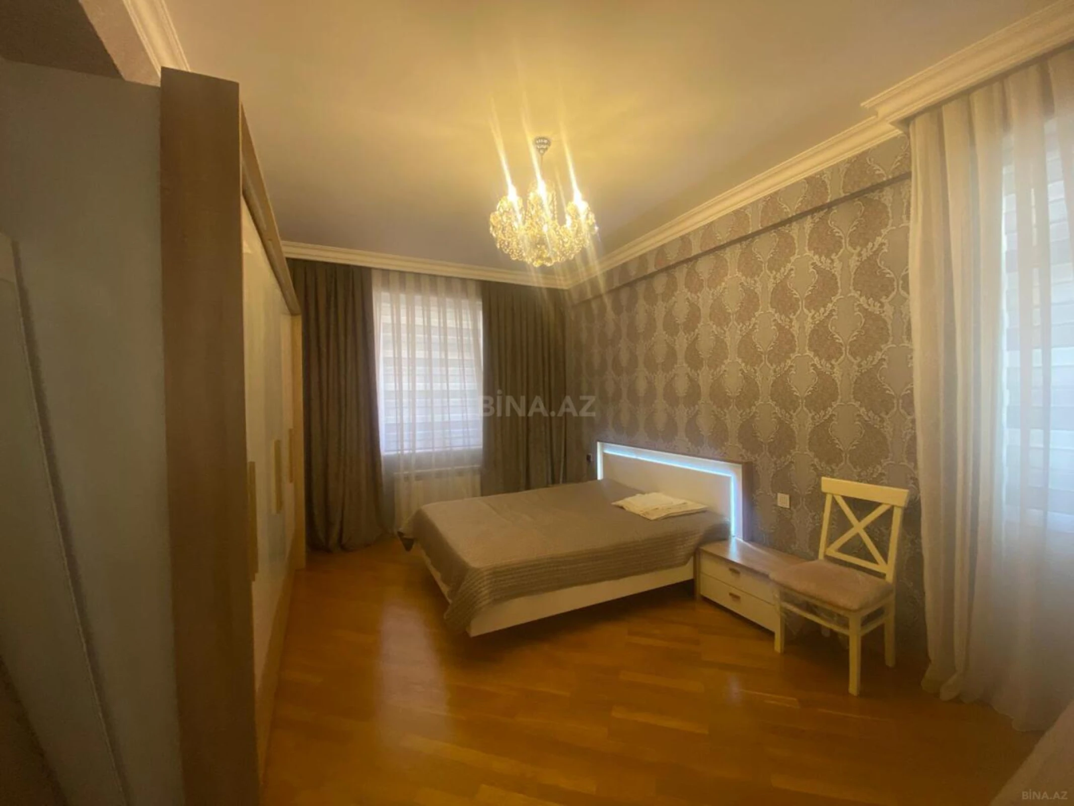 Satılır 4 otaqlı mənzil 160 m²