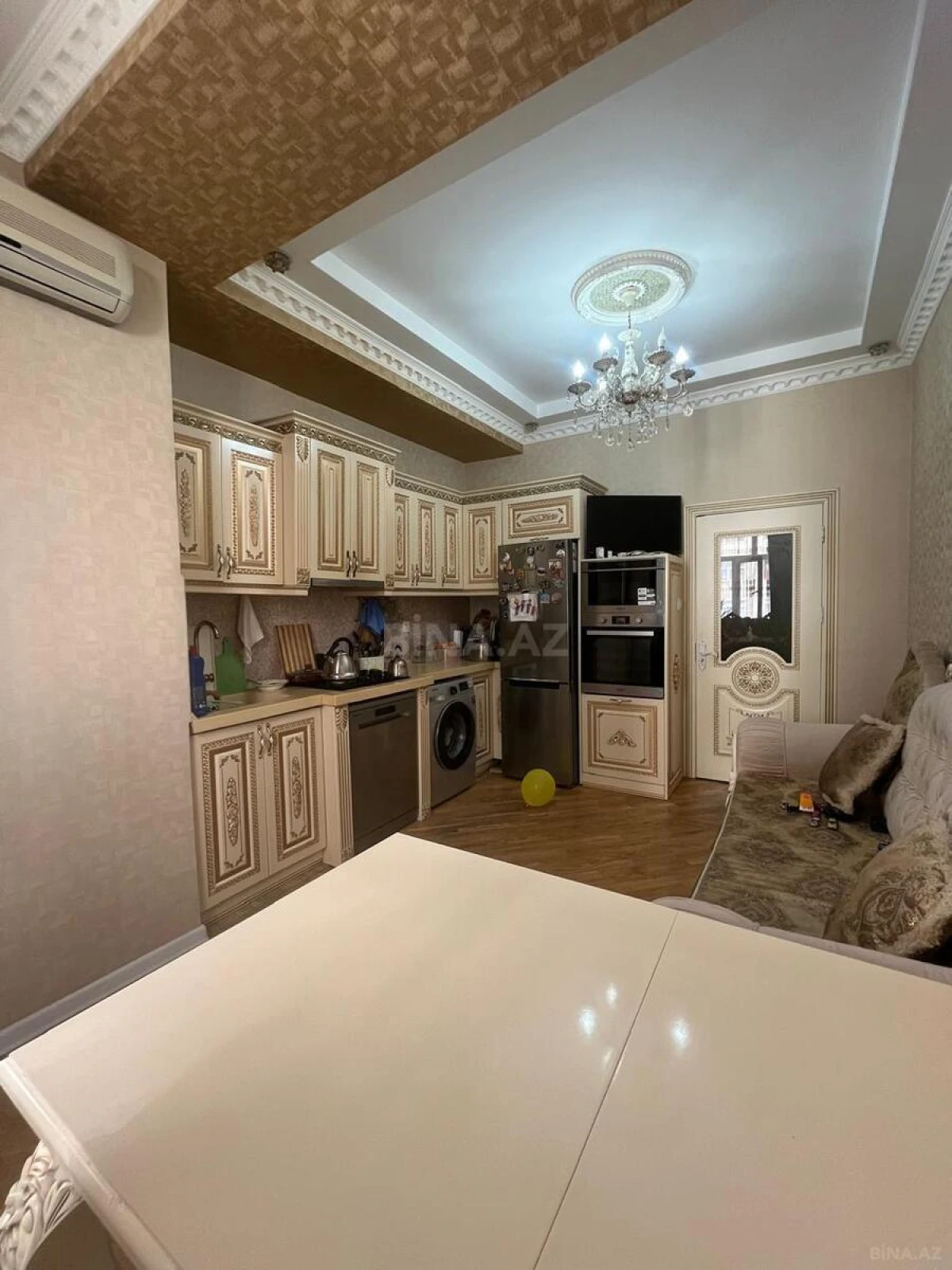 Satılır 4 otaqlı mənzil 146 m²