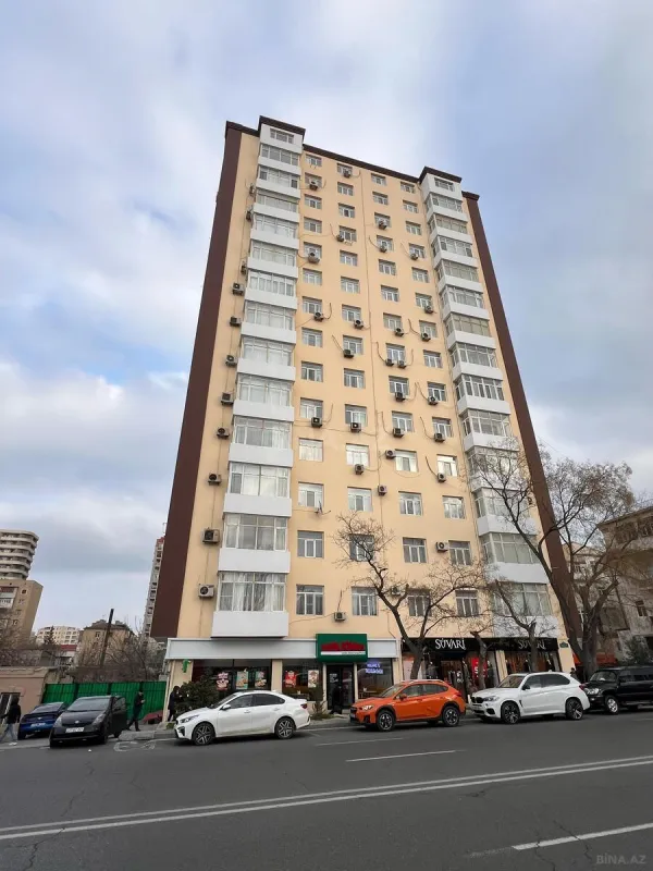 Satılır 4 otaqlı mənzil 185 m²