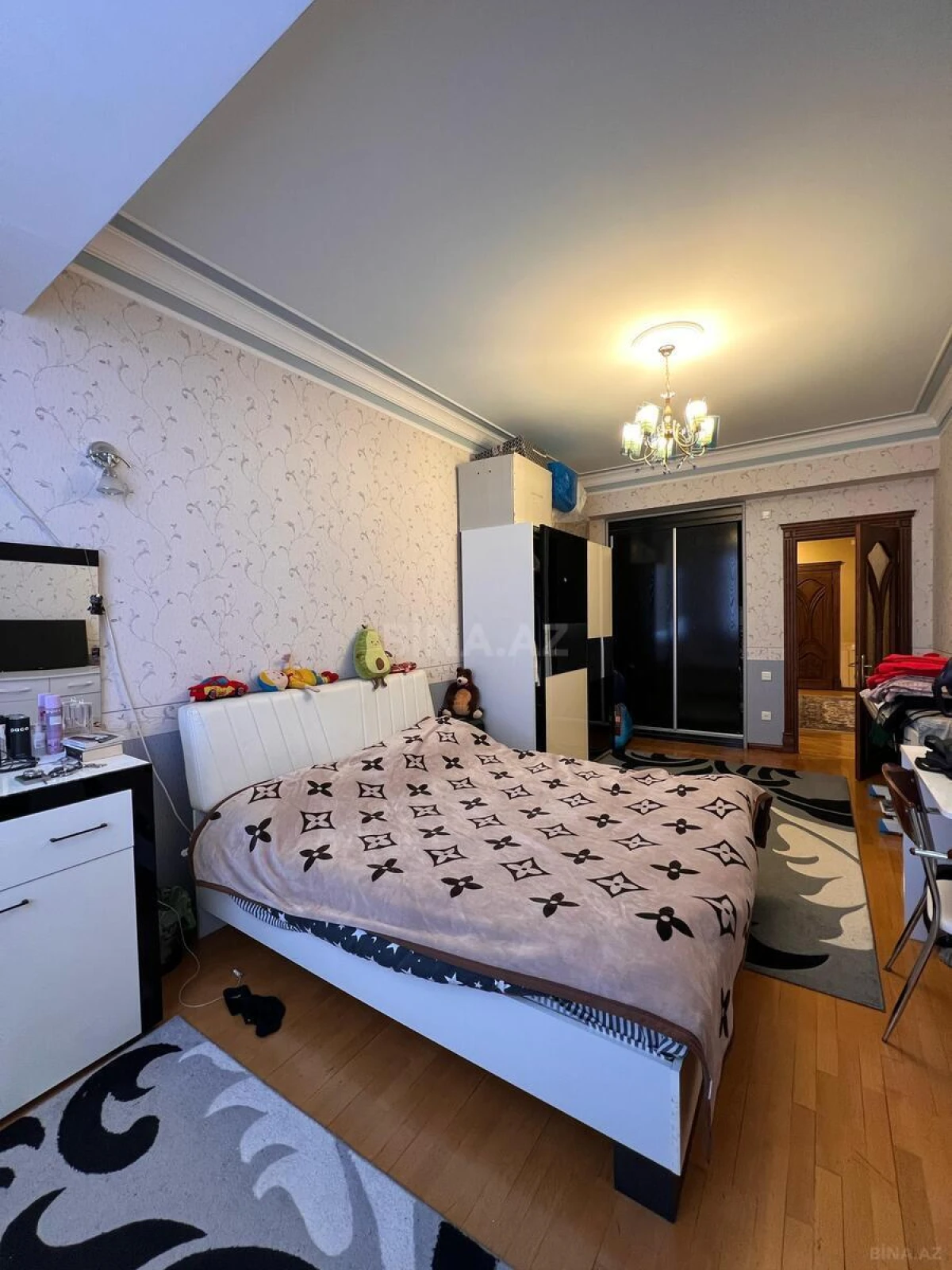 Satılır 4 otaqlı mənzil 185 m²