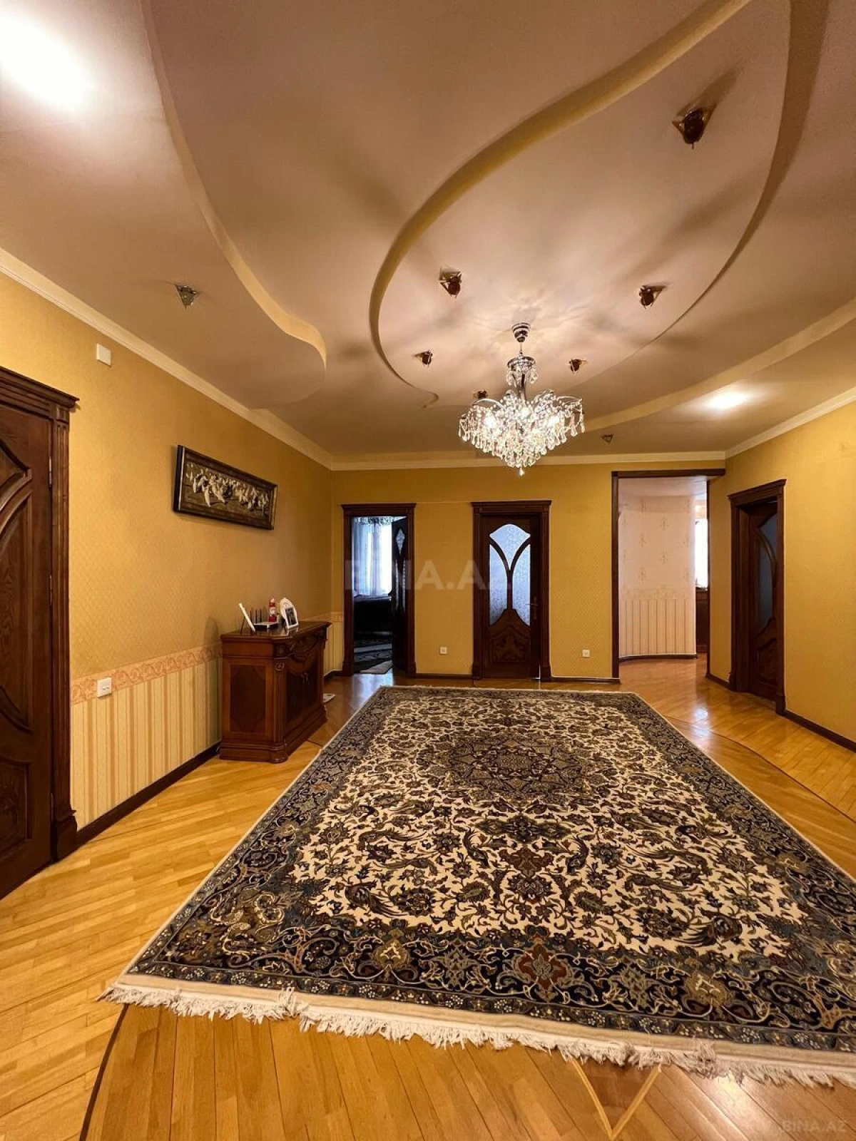 Satılır 4 otaqlı mənzil 185 m²