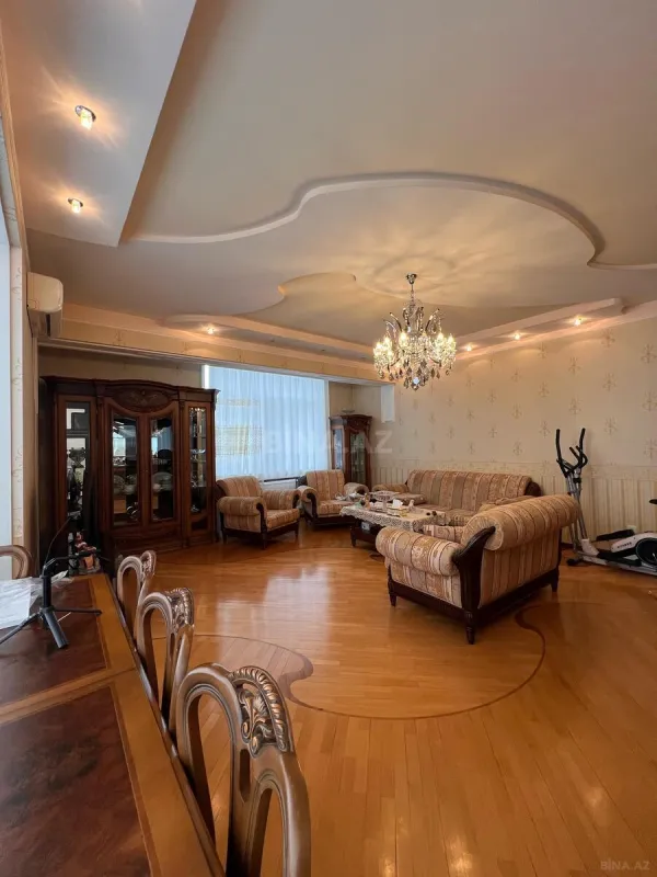 Satılır 4 otaqlı mənzil 185 m²