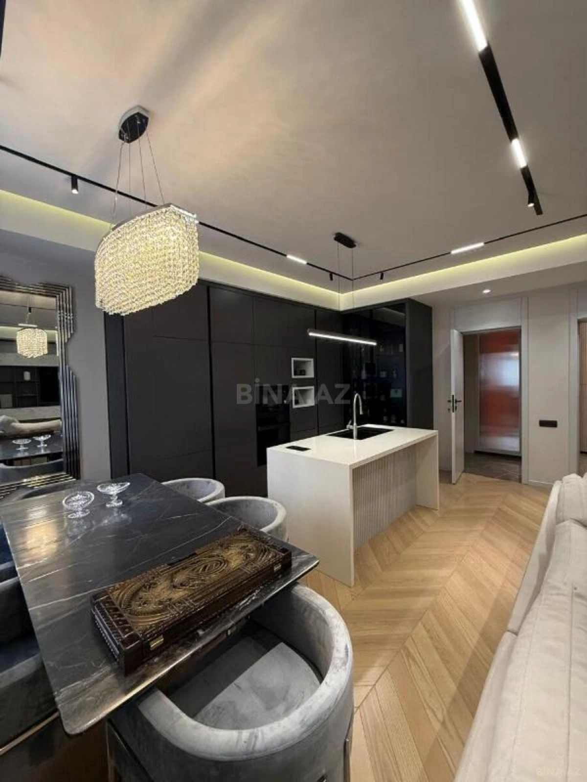 Satılır 3 otaqlı mənzil 135 m²