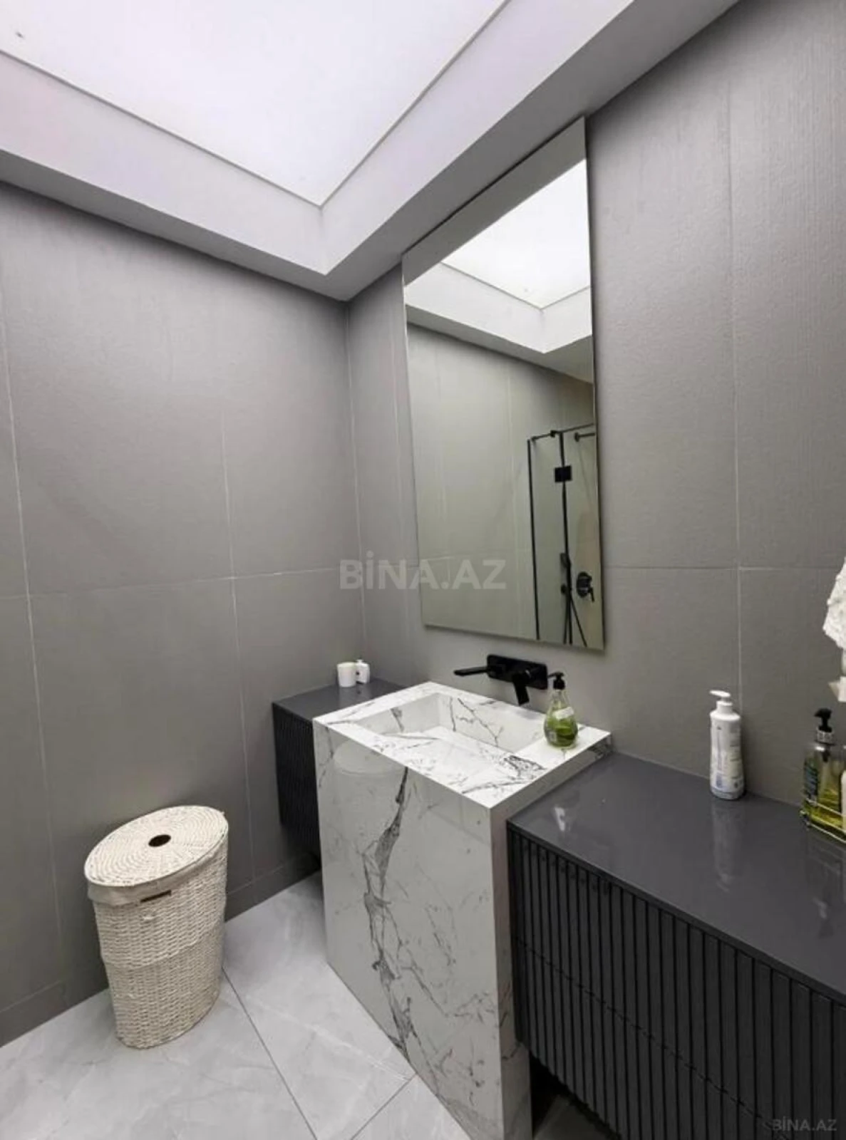 Satılır 3 otaqlı mənzil 135 m²