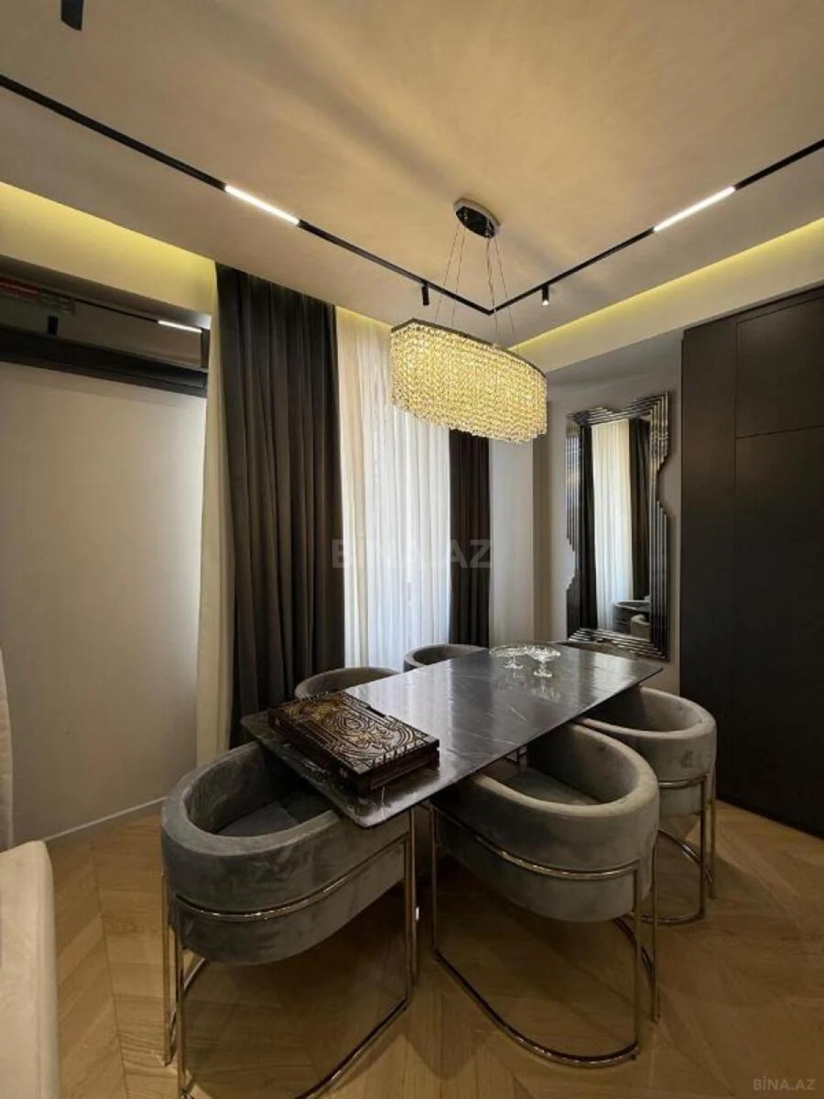 Satılır 3 otaqlı mənzil 135 m²