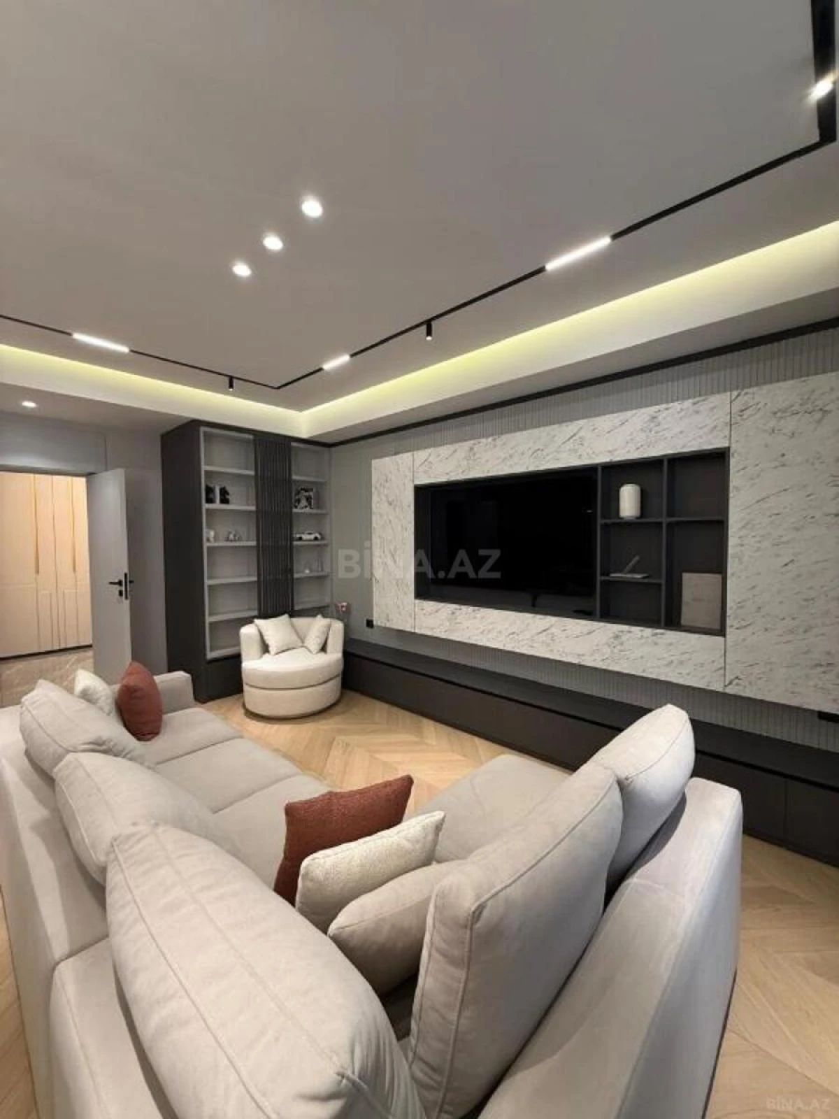 Satılır 3 otaqlı mənzil 135 m²