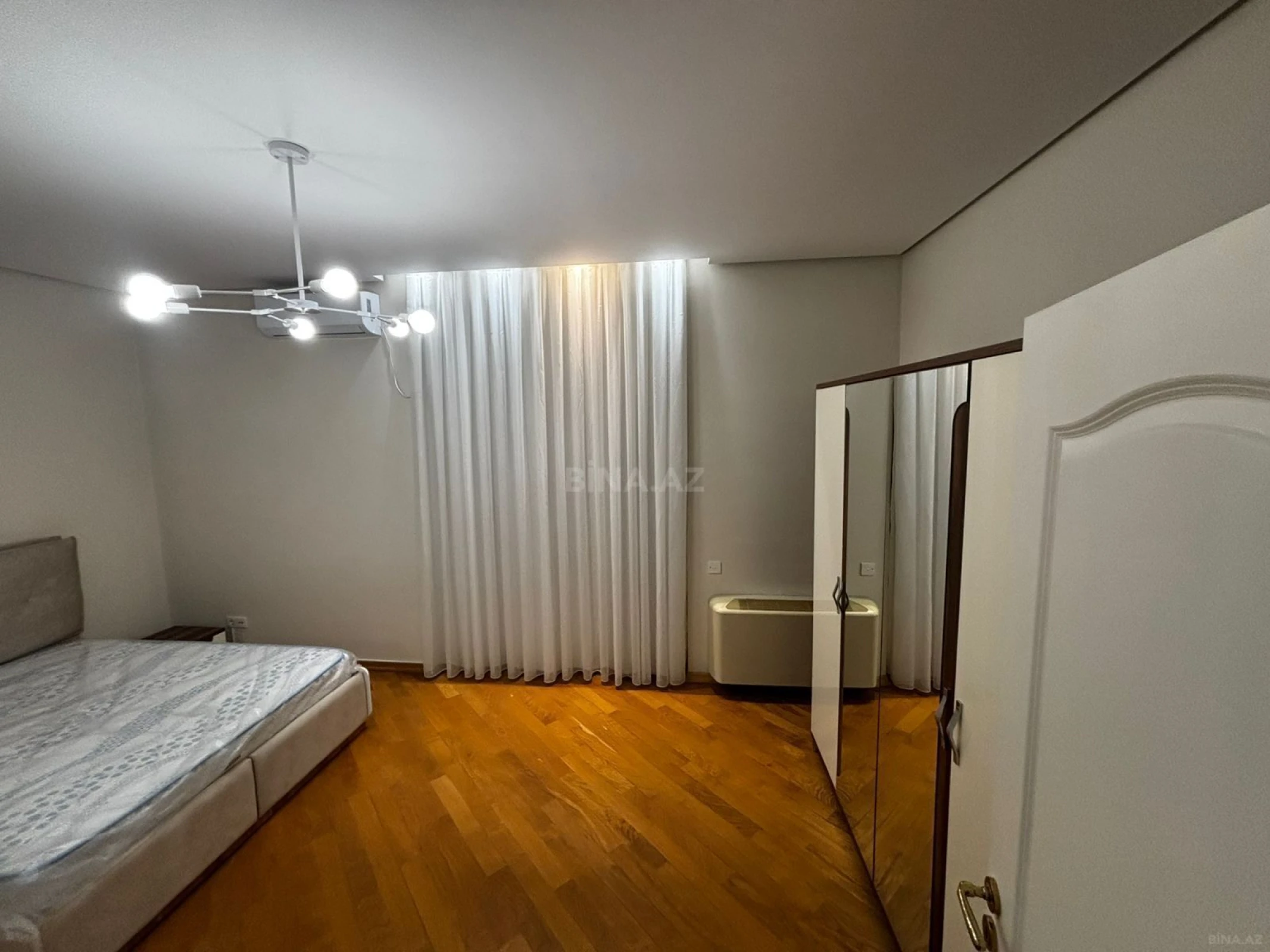 Kirayə verilir 7 otaqlı mənzil 350 m²