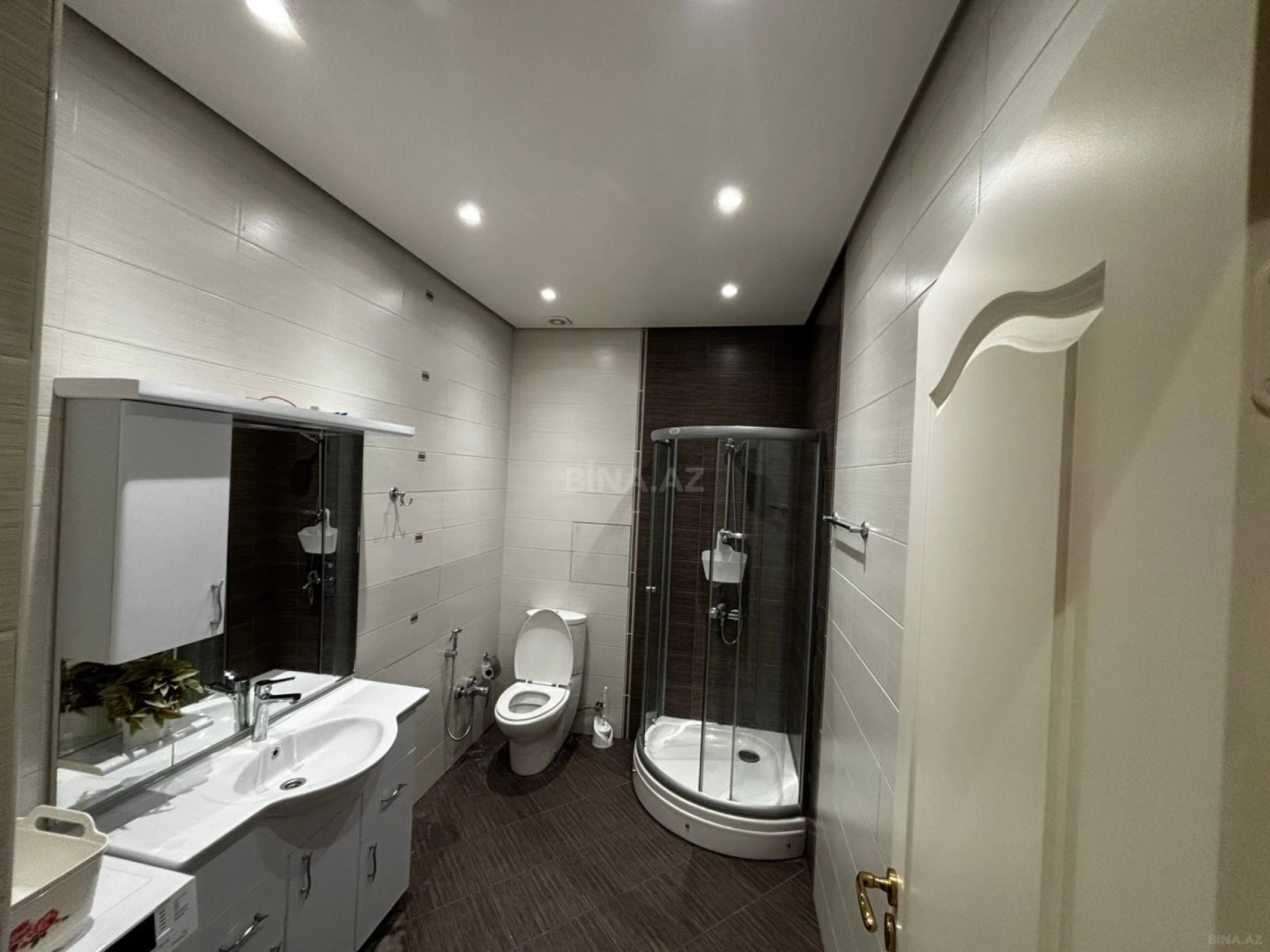 Kirayə verilir 7 otaqlı mənzil 350 m²