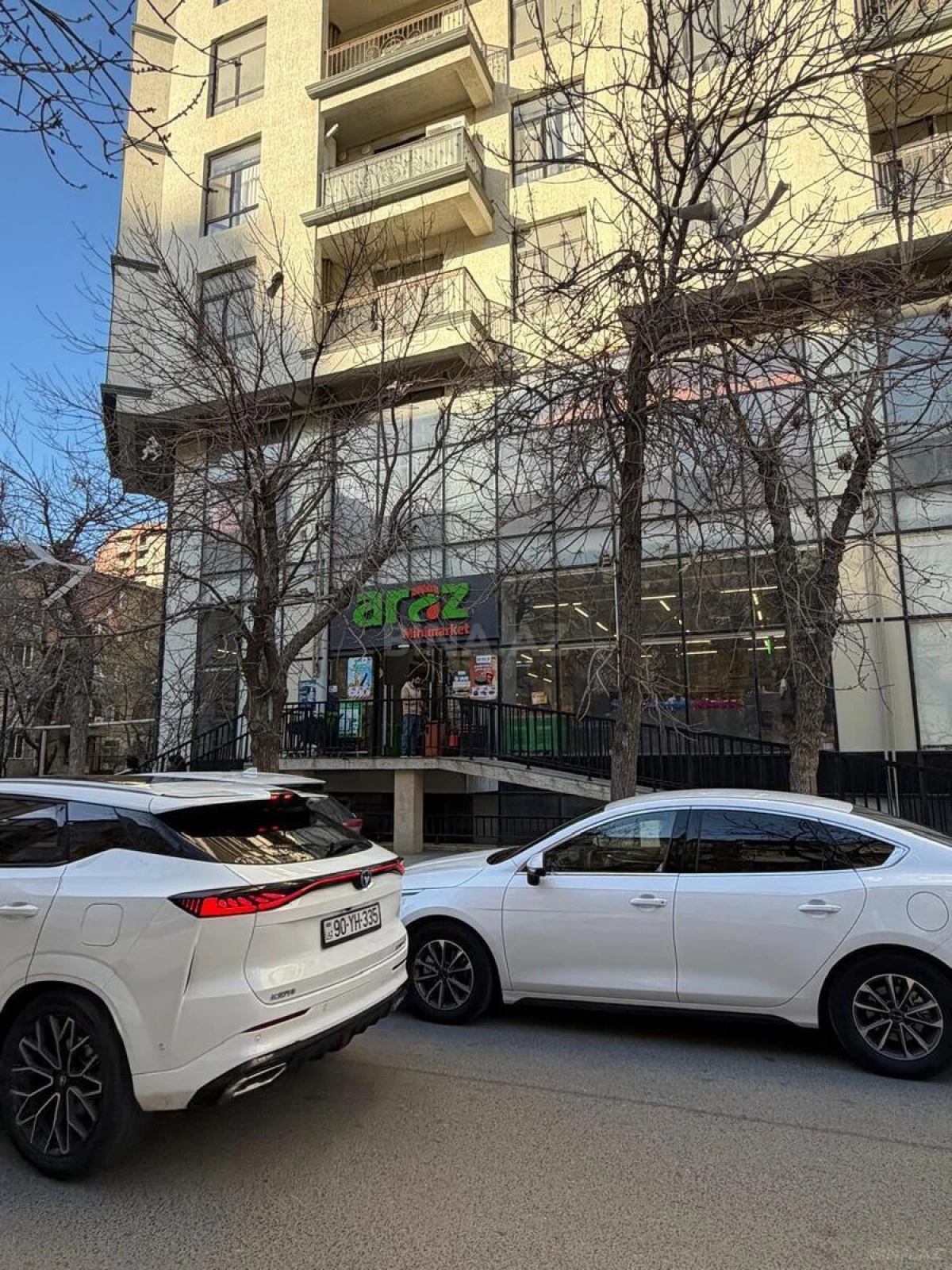 Satılır 4 otaqlı mənzil 196 m²