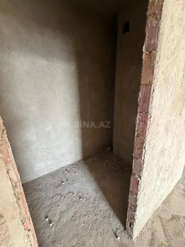 Satılır 4 otaqlı mənzil 196 m²