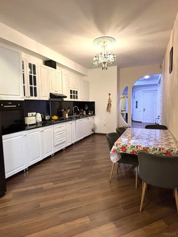 Satılır 3 otaqlı mənzil 141 m²