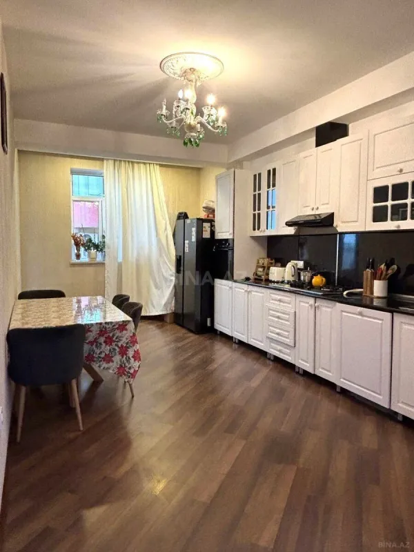Satılır 3 otaqlı mənzil 141 m²
