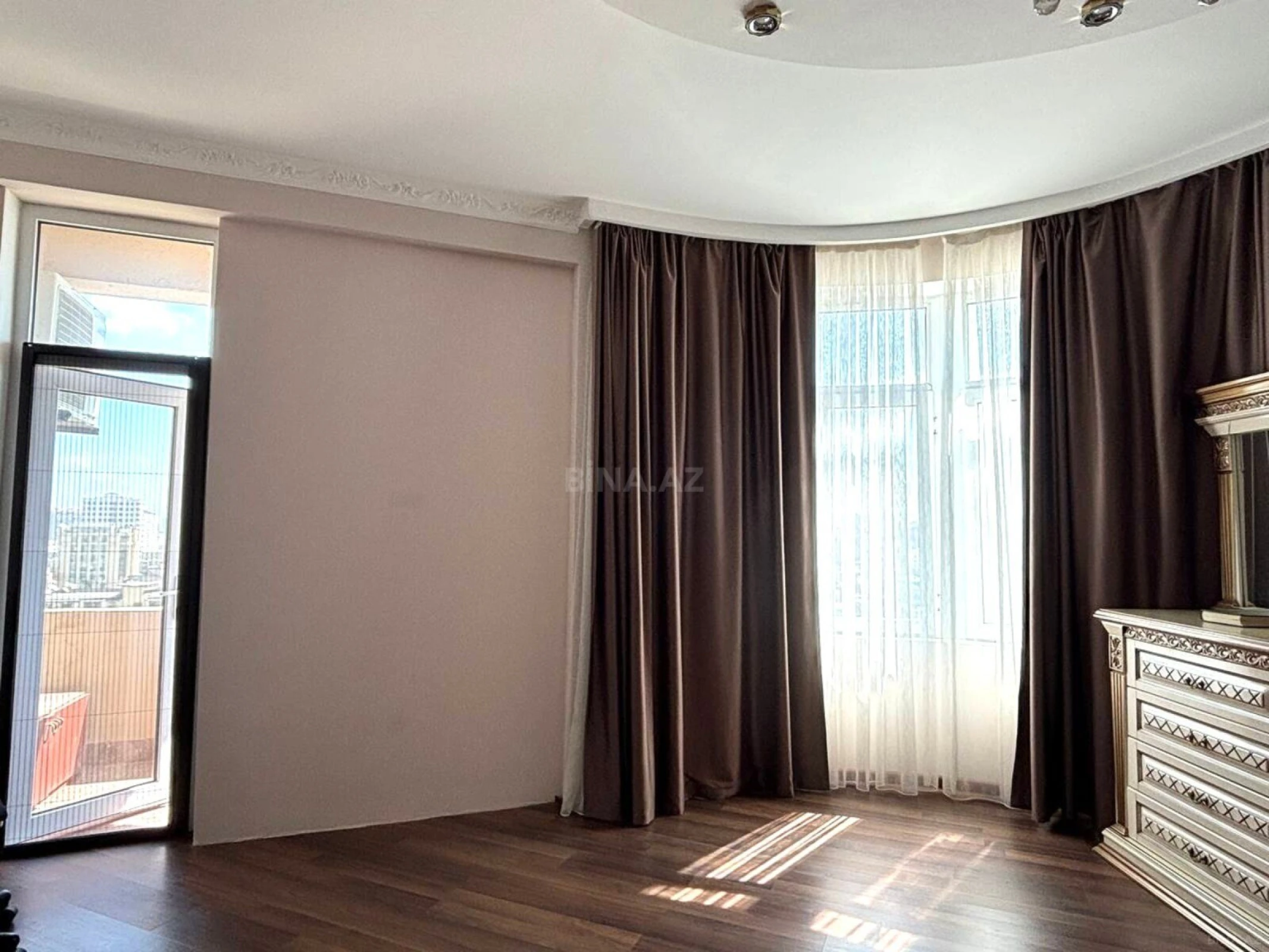 Satılır 3 otaqlı mənzil 141 m²