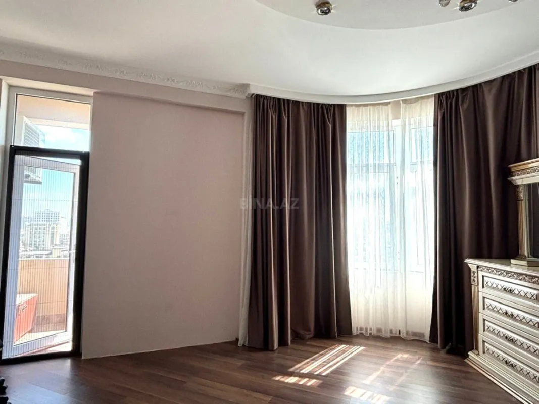 Satılır 3 otaqlı mənzil 141 m²