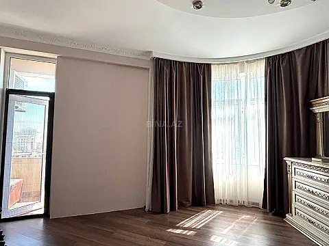 Satılır 3 otaqlı mənzil 141 m²