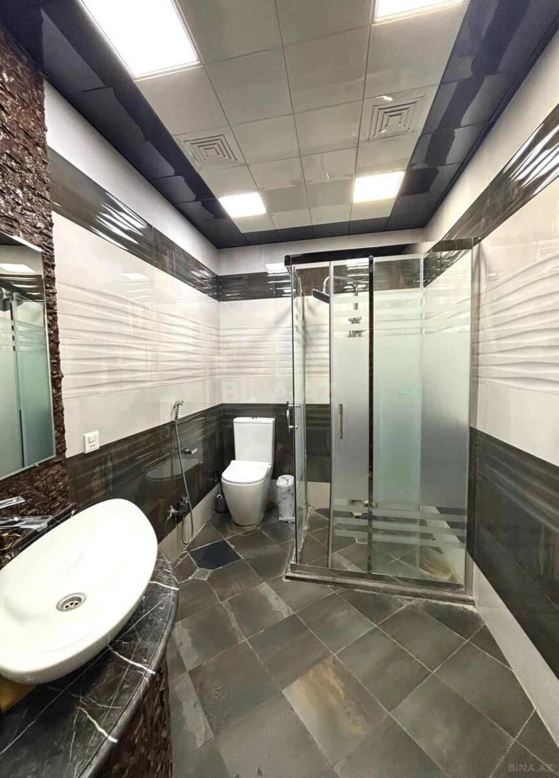 Satılır 3 otaqlı mənzil 141 m²