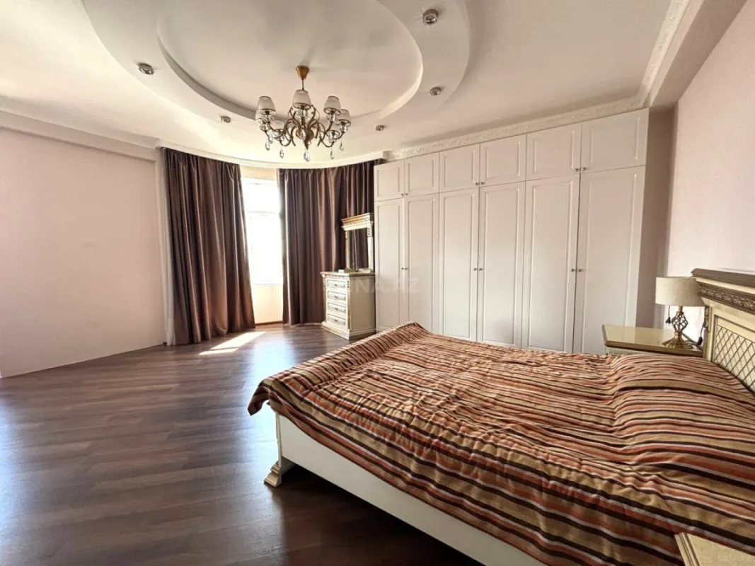Satılır 3 otaqlı mənzil 141 m²
