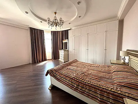 Satılır 3 otaqlı mənzil 141 m²