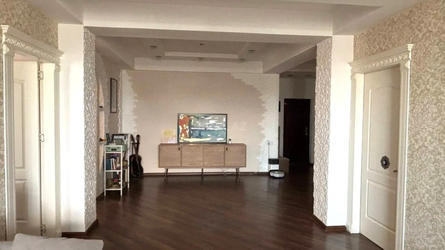 Satılır 3 otaqlı mənzil 141 m²
